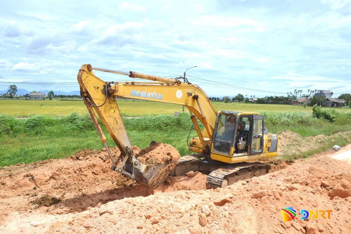 Đào mép nền đường để thi công mái taluy. Ảnh: CÔNG TÚ - PHI THÀNH