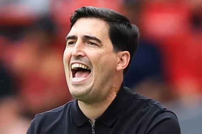 HLV Iraola đang cố gắng xây dựng triết lý bóng đá của bản thân tại Liverpool.