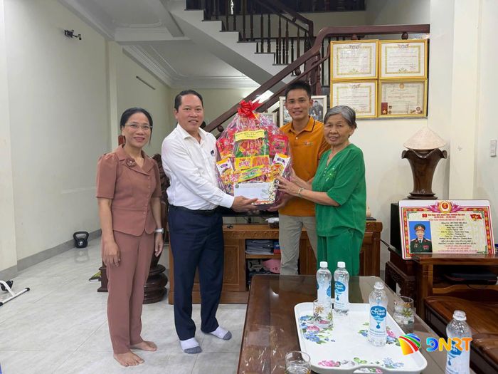 Lãnh đạo phường An Hải trao quà cho đối tượng chính sách.