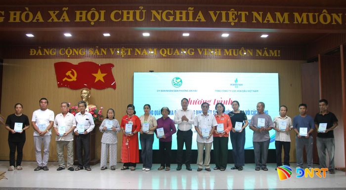 Trao quà cho người có hoàn cảnh khó khăn trên địa bàn.