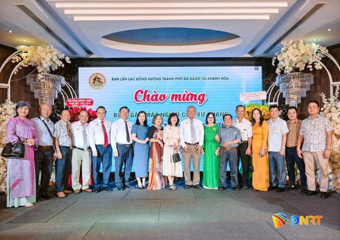 Các đại biểu chụp hình lưu niệm tại buổi gặp mặt. Ảnh: MAI PHÚC