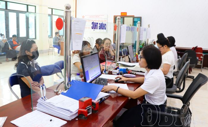 Cán bộ Trung tâm Phục vụ hành chính công phường Mường Thanh thực hiện thủ tục liên quan đến hồ sơ đất đai.