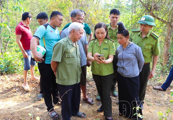 Cán bộ kiểm lâm rà soát hiện trạng đất lâm nghiệp tại xã Mường Ảng.