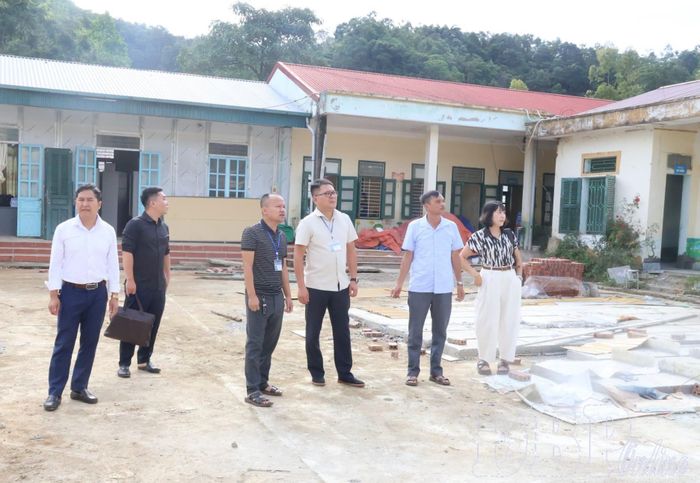 Lãnh đạo UBND xã Tủa Thàng kiểm tra cơ sở vật chất trường học trên địa bàn trước thềm năm học mới. (ảnh: C.T.V)