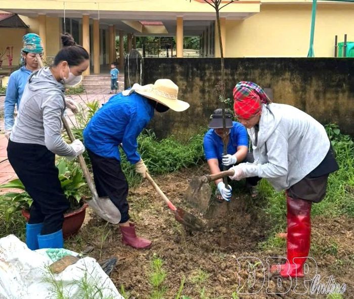 Đội ngũ giáo viên tham gia chỉnh trang khuôn viên trường lớp.