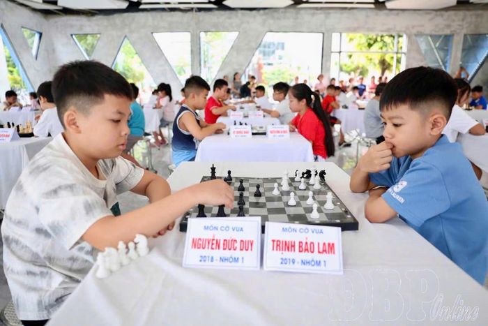 Vận động viên thi đấu cờ vua.