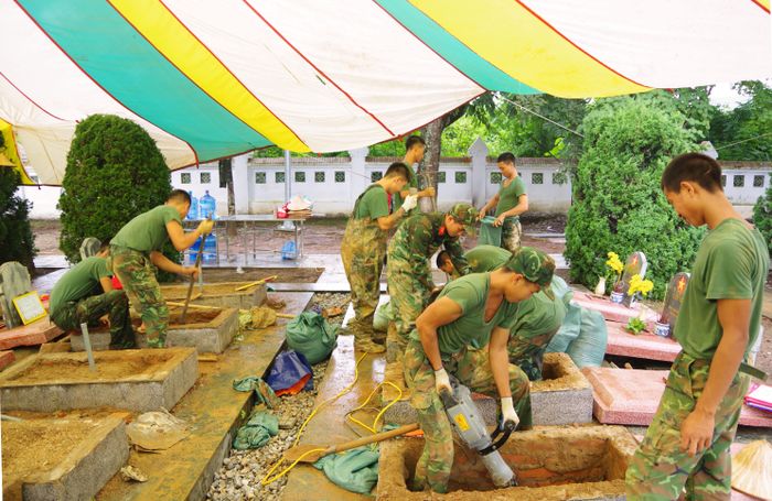 Cán bộ, chiến sĩ Bộ CHQS tỉnh thực hiện khai quật, lấy mẫu tại Nghĩa trang liệt sĩ Độc Lập.