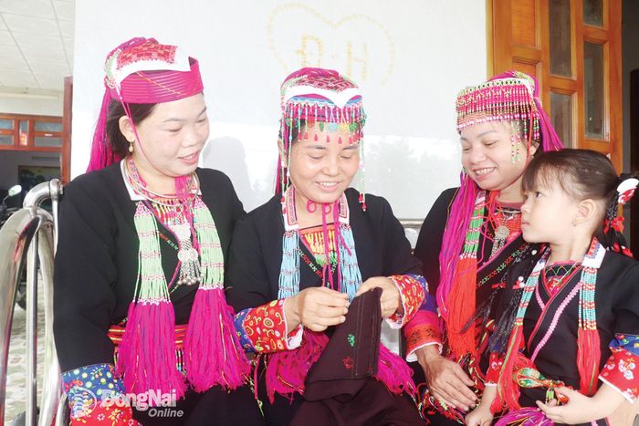 Bà Trần Thị Khuyên (thứ 2 từ trái sang) là một trong những thợ may, thêu trang phục truyền thống của người Dao Thanh Y ở xã Thanh Sơn.