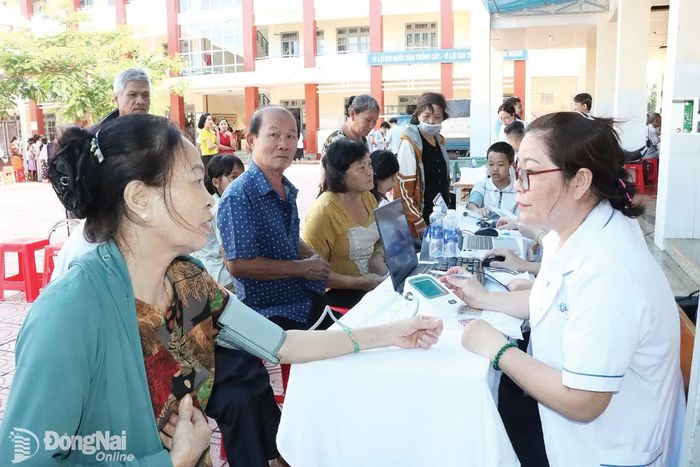 Bác sĩ Bệnh viện Đa khoa Đồng Nai khám sức khỏe cho người dân ở phường Lộc Ninh. Ảnh: Quang Minh