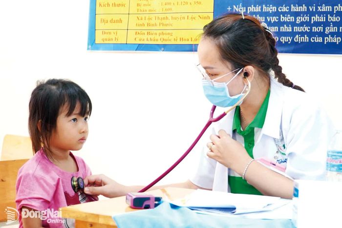 Bác sĩ Bệnh viện Nhi đồng Đồng Nai khám sức khỏe miễn phí cho trẻ em ở xã vùng xa Lộc Quang. Ảnh: Cương Quyết