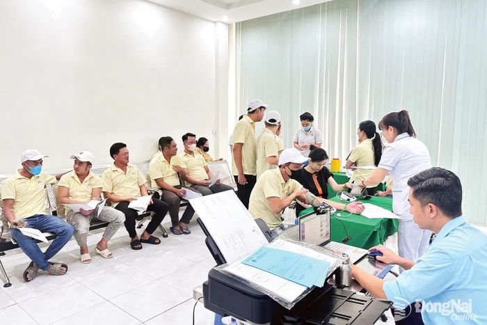 Người lao động tại một số doanh nghiệp trên địa bàn thành phố khám sức khỏe định kỳ tại Phòng khám Đa khoa Đông Sài Gòn. Ảnh: Thanh Bình