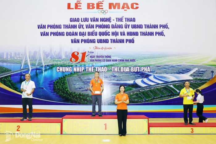 Ban tổ chức trao giải cho các vận động viên đạt thứ hạng cao nội dung nam môn xe đạp chậm. Ảnh: Huy Anh