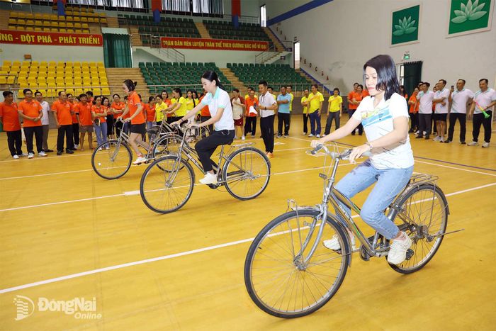 Các vận động viên thi đấu môn xe đạp chậm. Ảnh: Huy Anh