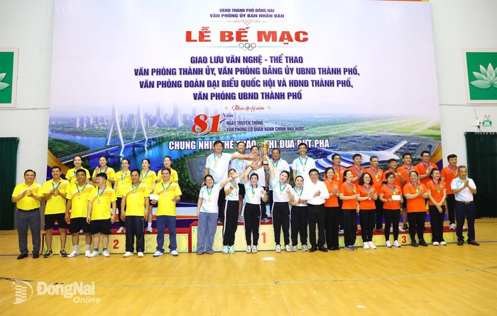 Ban tổ chức trao giải cho các đơn vị đạt thứ hạng cao môn kéo co. Ảnh: Huy Anh