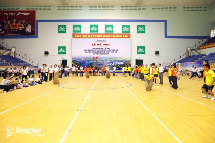 Các vận động viên thi đấu môn nhảy bao bố. Ảnh: Huy Anh