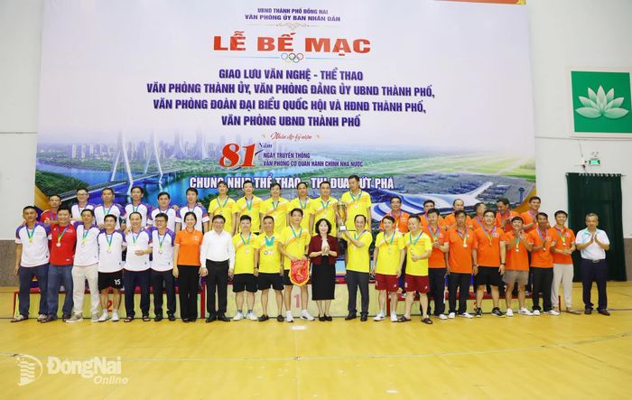 Thành ủy viên, Phó Chủ tịch UBND thành phố Nguyễn Thị Cát Tiên cùng các đại biểu trao giải cho các đội bóng đạt thứ hạng cao. Ảnh: Huy Anh