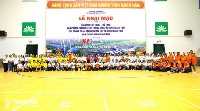 Đại biểu, Ban tổ chức chụp ảnh lưu niệm với vận động viên các đơn vị tham dự chương trình giao lưu. Ảnh: Huy Anh