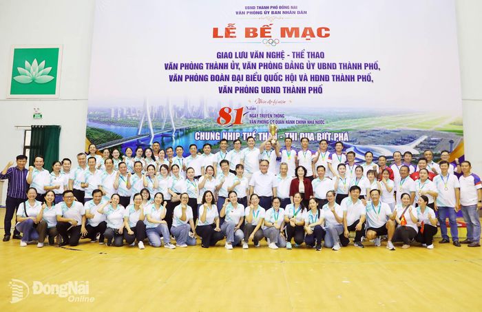 Ủy viên Ban Thường vụ Thành ủy, Phó Chủ tịch Thường trực UBND thành phố Nguyễn Kim Long và Thành ủy viên, Phó Chủ tịch UBND thành phố Nguyễn Thị Cát Tiên chụp ảnh lưu niệm cùng các vận động viên Văn phòng UBND thành phố. Ảnh: Huy Anh