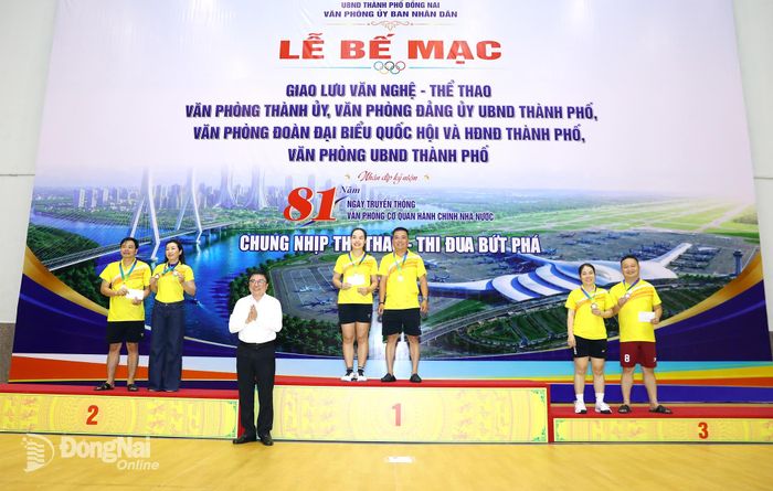 Ban tổ chức trao giải cho các vận động viên đạt thứ hạng cao nội dung đôi nam nữ môn pickleball. Ảnh: Huy Anh