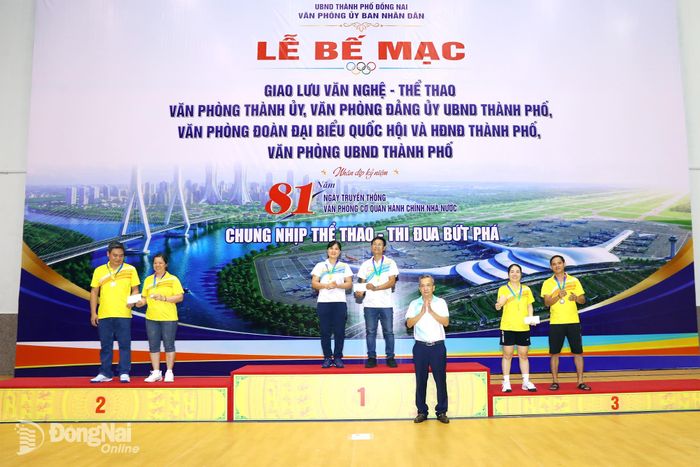 Ban tổ chức trao giải cho các vận động viên đạt thứ hạng cao nội dung đôi nam nữ môn cầu lông. Ảnh: Huy Anh