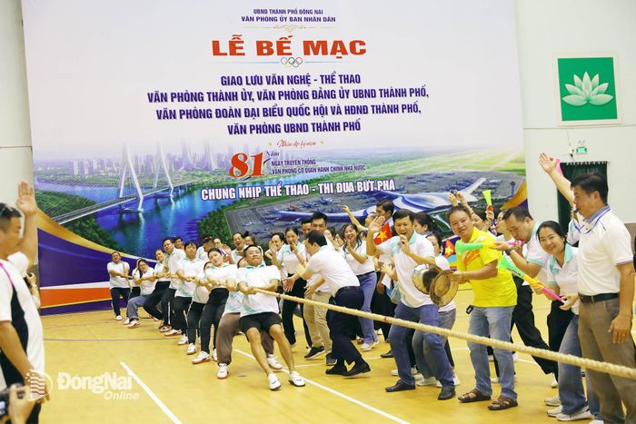 Đội Văn phòng UBND thành phố Đồng Nai giành huy chương vàng môn kéo co. Ảnh: Huy Anh