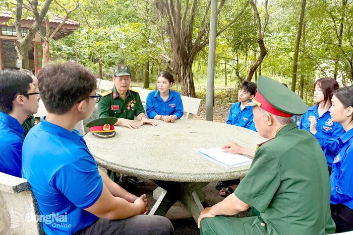 Các cựu chiến binh Trung đoàn Đặc công 113 kể chuyện lịch sử cho đoàn viên, thanh niên phường Hố Nai, thành phố Đồng Nai. Ảnh: N.Hạ