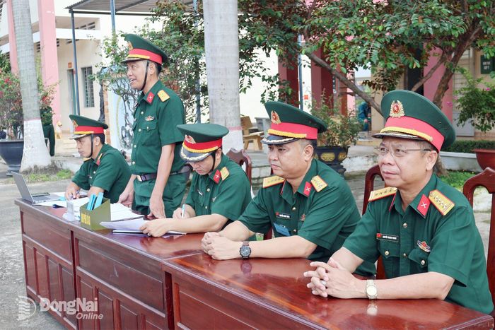 Đại tá Nguyễn Thanh Phong (bìa phải) trực tiếp theo dõi, rút kinh nghiệm ngay trong nội dung kiểm tra điều lệnh cho đội ngũ cán bộ cấp xã. Ảnh: Nguyệt Hà