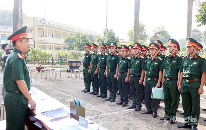 Đại tá Nguyễn Thanh Phong trực tiếp rút kinh nghiệm nội dung kiểm tra điều lệnh đội ngũ đối với các chính trị viên phó ban chỉ huy quân sự cấp xã. Ảnh: Nguyệt Hà
