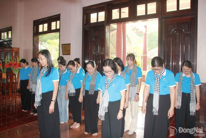 Cán bộ, đảng viên Chi bộ Hội Liên hiệp phụ nữ thành phố dành một phút mặc niệm tưởng nhớ các anh hùng liệt sĩ tại Đền thờ liệt sĩ Nhơn Trạch. Ảnh: Nga Sơn