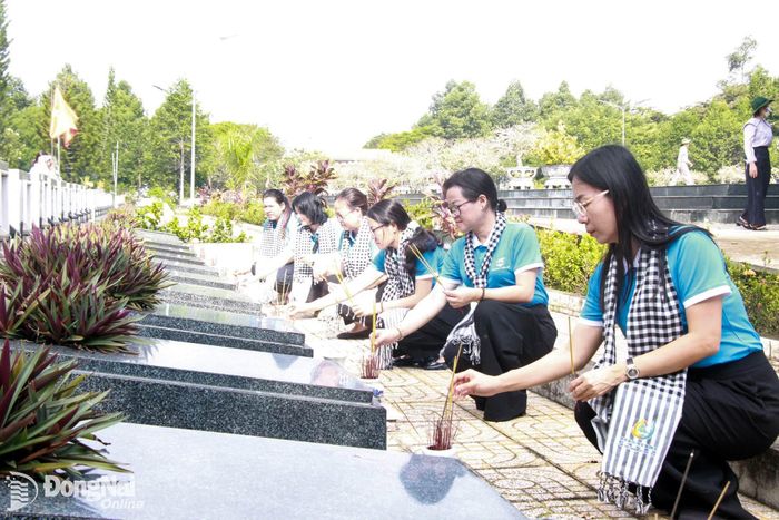 Cán bộ, đảng viên Chi bộ Hội Liên hiệp phụ nữ thành phố dâng hương tại Nghĩa trang liệt sĩ Nhơn Trạch. Ảnh: Nga Sơn