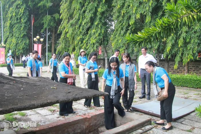 Cán bộ, đảng viên Chi bộ Hội Liên hiệp phụ nữ thành phố tham quan Địa đạo Nhơn Trạch. Ảnh: Nga Sơn