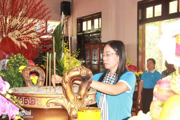 Thành ủy viên, Bí thư Chi bộ, Chủ tịch Hội Liên hiệp phụ nữ thành phố Lê Thị Thanh Loan dâng hương tại Đền thờ liệt sĩ Nhơn Trạch. Ảnh: Nga Sơn