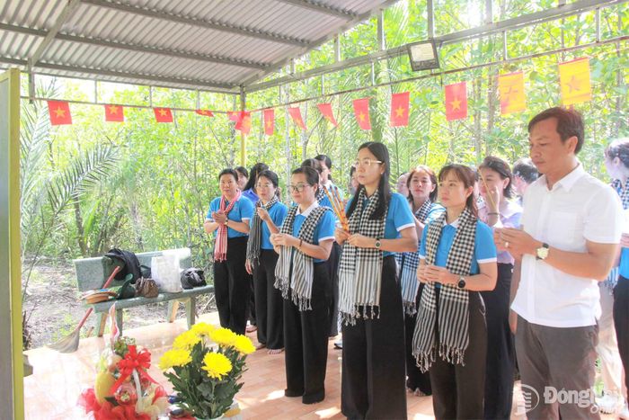 Cán bộ, đảng viên Chi bộ Hội Liên hiệp phụ nữ thành phố và các đại biểu dâng hương tại Bia tưởng niệm liệt sĩ của Trung đoàn 10 - Đặc công rừng Sác. Ảnh: Nga Sơn