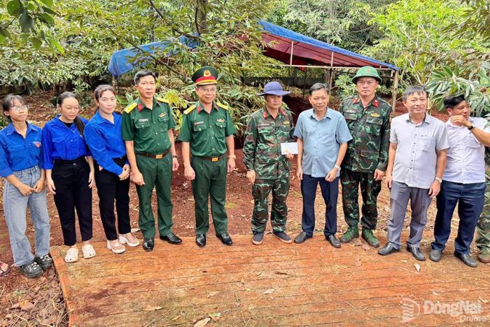 Đại tá Nguyễn Thanh Phong (thứ 5 từ trái qua), Thành ủy viên, Chính ủy Bộ Chỉ huy Quân sự, Phó Trưởng ban Thường trực Ban Chỉ đạo tìm kiếm, quy tập, xác định danh tính hài cốt liệt sĩ thành phố Đồng Nai tặng quà, động viên Đội K76. Ảnh: ĐVCC
