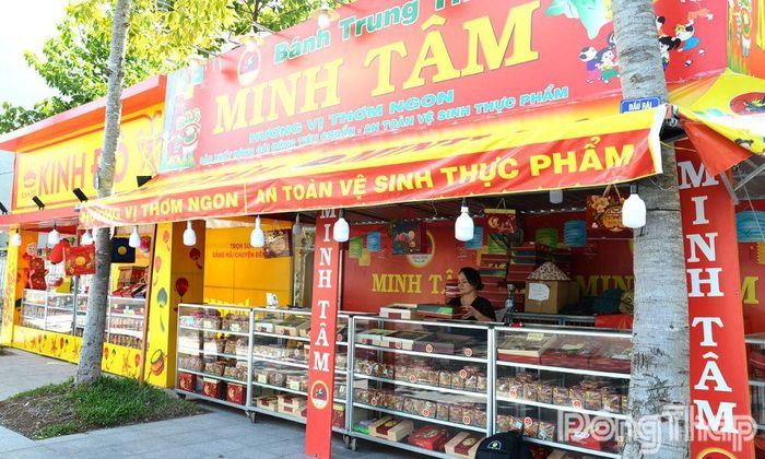 Thị trường bánh Trung thu tại Mỹ Tho bắt đầu nhộn nhịp khi nhiều quầy bánh được mở bán trên các tuyến đường trung tâm.