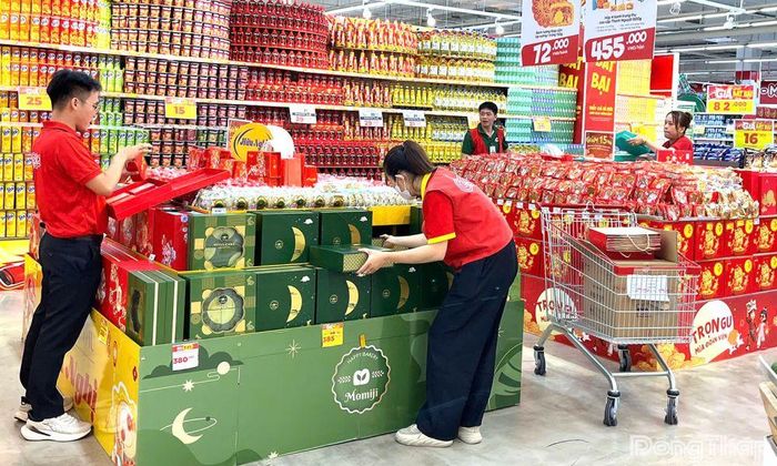 Bánh trung thu được bày bán đa dạng tại GO! Mỹ Tho, với nhiều chủng loại, mẫu mã và mức giá.