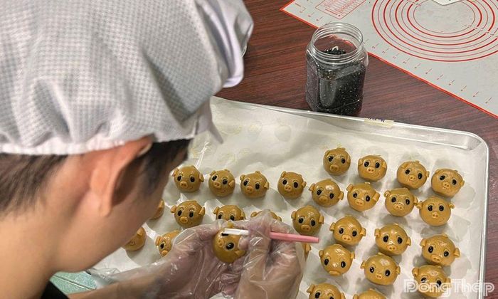Các cơ sở sản xuất bánh trung thu handmade trên địa bàn phường Cao Lãnh cũng vào mùa kinh doanh sôi động.