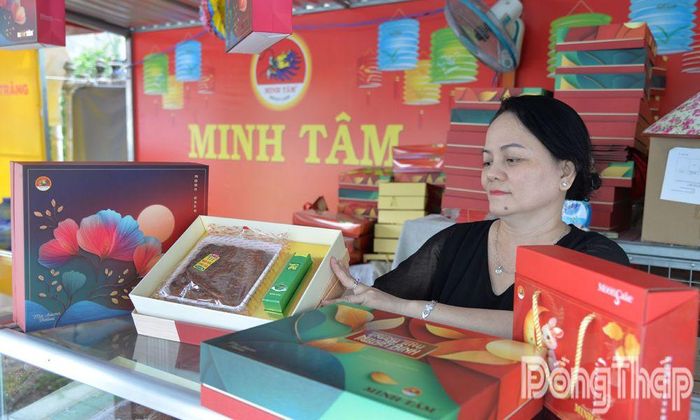 Quầy bánh trung thu Minh Tâm (đường Hùng Vương, phường Mỹ Tho) trưng bày nhiều mẫu mã bánh, giới thiệu đến khách hàng trong mùa trung thu năm nay.