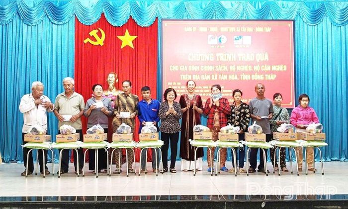 Trao 100 phần quà đến các gia đình chính sách, hộ nghèo, hộ cận nghèo, hộ có hoàn cảnh khó khăn trên địa bàn xã.