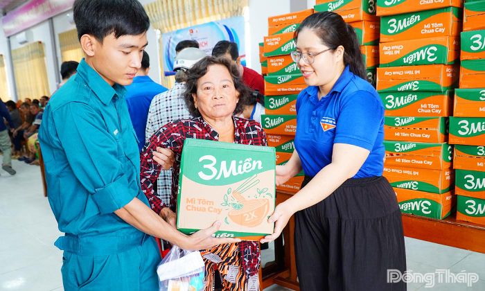 Trao quà cho người dân có hoàn cảnh khó khăn.