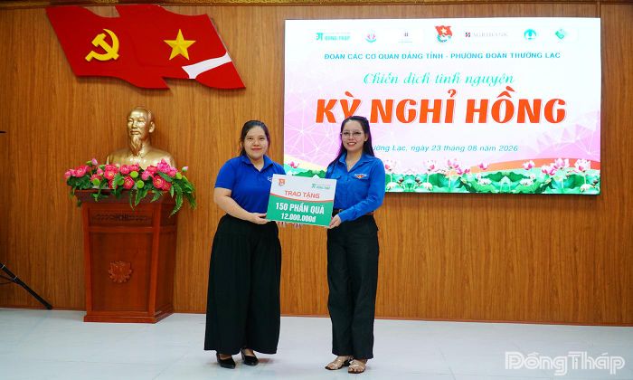 Đại diện các đơn vị trao Bảng tượng trưng hỗ trợ học bổng, thuốc, quà cho người dân và học sinh có hoàn cảnh khó khăn trên địa bàn phường Thường Lạc.