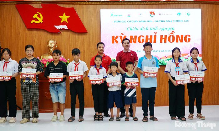 Trao học bổng cho học sinh có hoàn cảnh khó khăn trên địa bàn phường Thường Lạc.