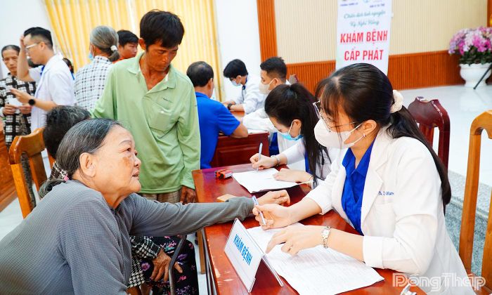 Khám bệnh, tư vấn sức khỏe và cấp phát thuốc miễn phí cho người dân.
