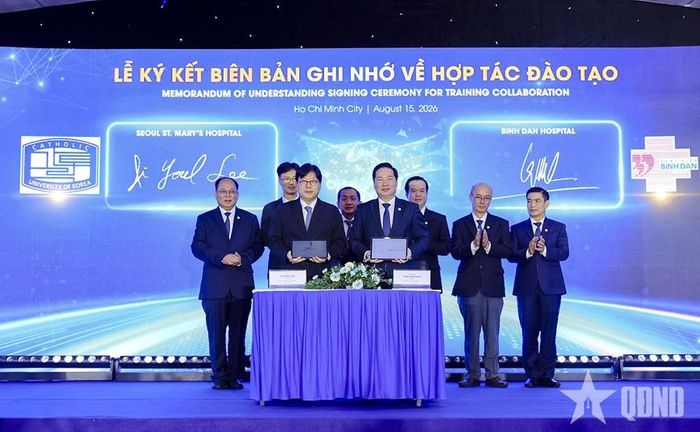 Bệnh viện Bình Dân ký kết hợp tác hướng đến mục tiêu xây dựng Trung tâm xuất sắc về phẫu thuật robot. Ảnh: TRẦN NHUNG