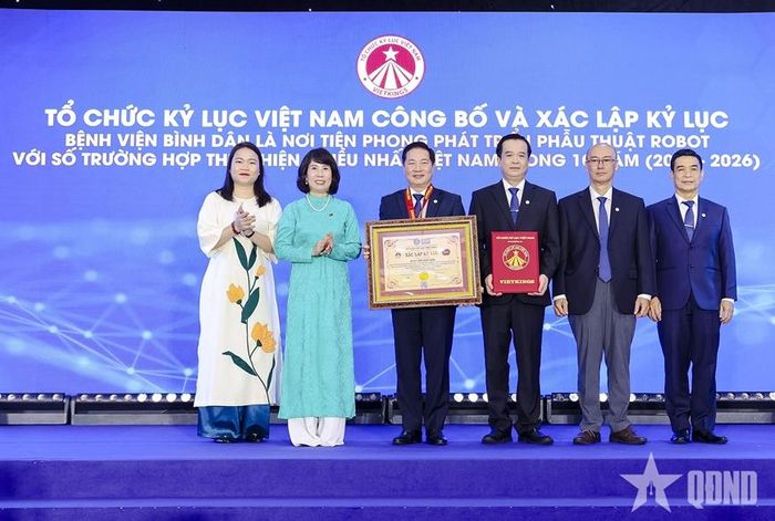 Bệnh viện Bình Dân đón nhận xác lập Kỷ lục Việt Nam về cơ sở y tế thực hiện số ca phẫu thuật robot nhiều nhất cả nước trong 10 năm. Ảnh: TRẦN NHUNG