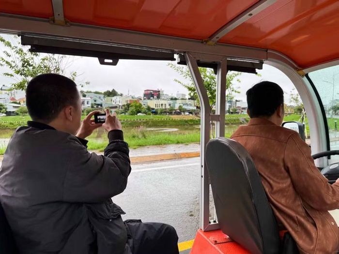  Du khách ghi lại cảnh quan phố núi từ xe điện. Ảnh: M.C 