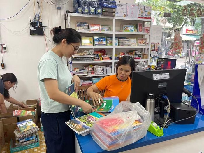 Phụ huynh và học sinh tìm mua sách giáo khoa tại nhà sách của Công ty Sách và Trang thiết bị trường học Bình Định (phường Quy Nhơn Nam). Ảnh: H.Y