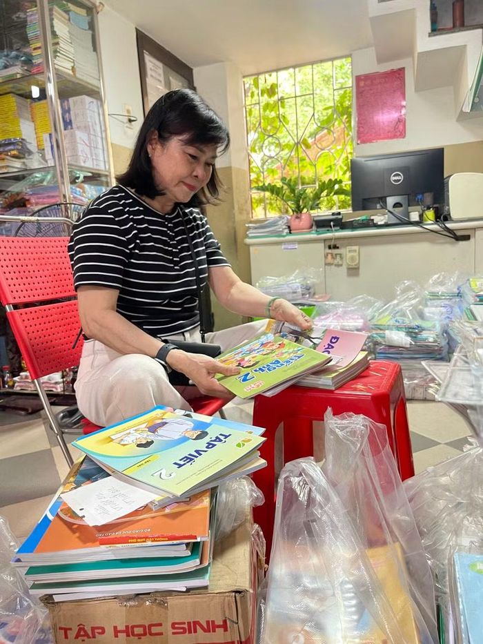 Bà Lê Thị Nhã Lan, chủ tiệm sách Hồng Phát (113 Nguyễn Thái Học, phường Quy Nhơn Nam) soạn sách giáo khoa cho khách hàng đặt trước nhưng chưa đủ bộ. Ảnh: H.Y
