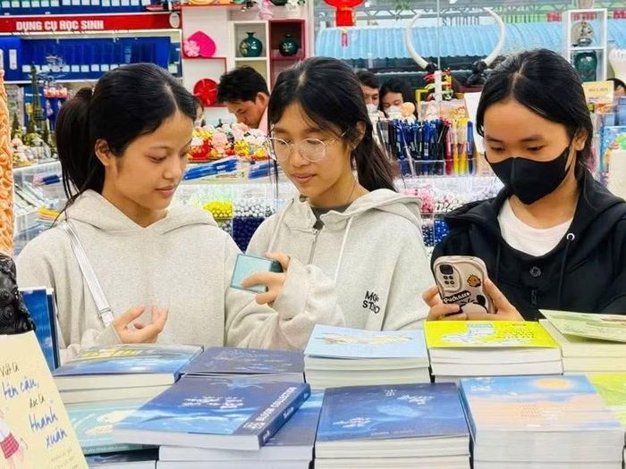 Khách hàng chọn mua sách giáo khoa ở nhà sách Vạn Trí (95 Lê Lợi, phường Pleiku). Ảnh: H.Y