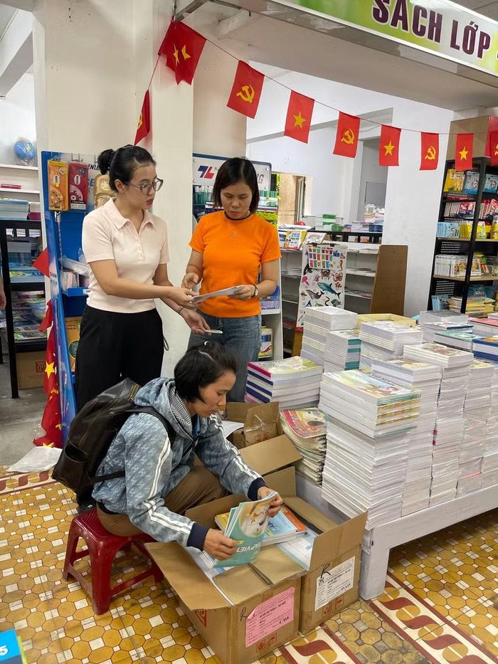 Phụ huynh và học sinh tìm mua sách giáo khoa tại nhà sách của Công ty Sách và Trang thiết bị trường học Bình Định (phường Quy Nhơn Nam). Ảnh: H.Y